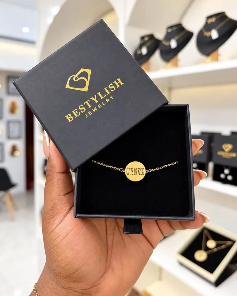 Écrin Bestylish ouvert sur un bracelet à médaille dorée