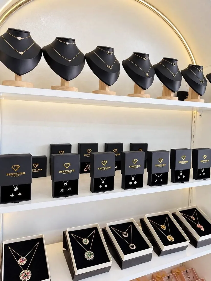 Le showroom Bestylish : étagères éclairées, bustes noirs et colliers, écrins