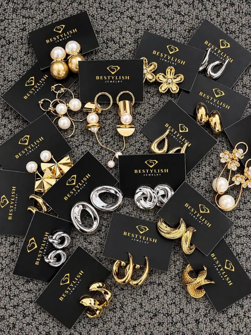 Boucles d'oreilles dorées et argentées sur leurs cartes Bestylish